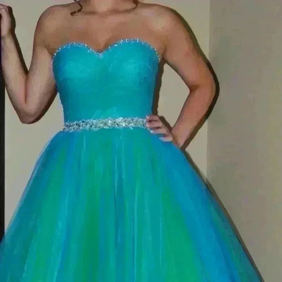 Prom dress size 6 to 8 tulle  with lace up back blue green with rhinestones - Picture 2 of 4